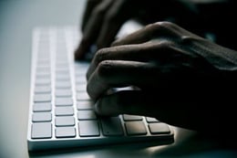 求職者を狙うモバイルフィッシングキャンペーン、狙いは銀行アプリや暗号資産アプリの侵害