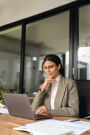 office woman-AdobeStock_1283607559